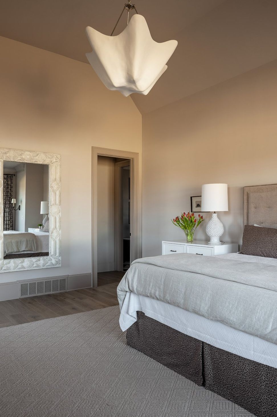 showhomethewarreninteriordesignbedroomcarvedmirrorframeceramiclightfixture-32.jpg