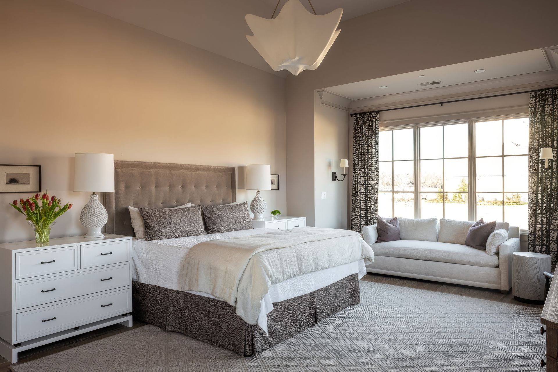showhomethewarreninteriordesignbedroomsofalargewindows-28-upscaled-by-Replicate.jpg