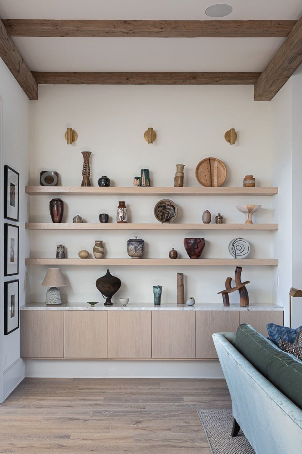 showhomethewarreninteriordesignfloatingshelvescollectedceramics-05.jpg