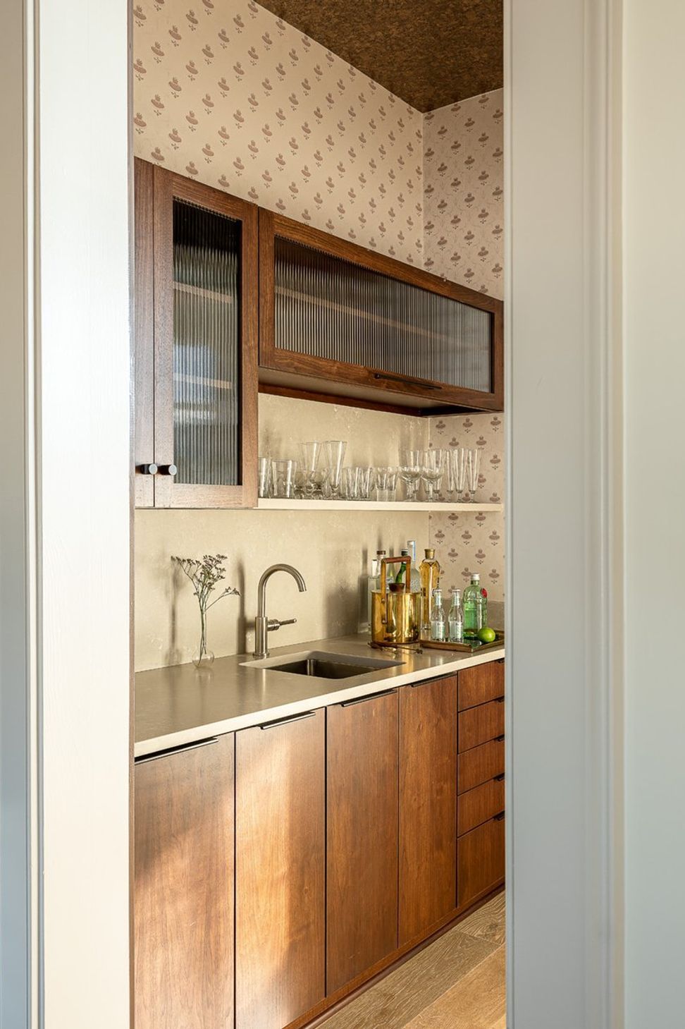 showhomethewarreninteriordesignhomebarflutedglasscabinetry-14.jpg