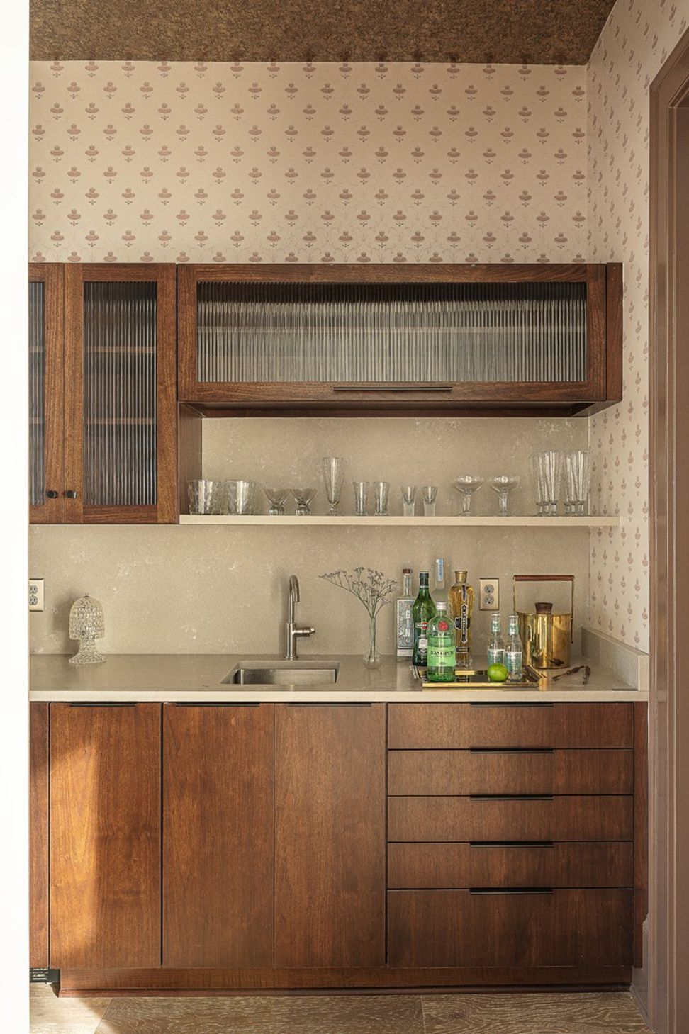 showhomethewarreninteriordesignhomebaropenshelvingpatternedwallpaper-15.jpg