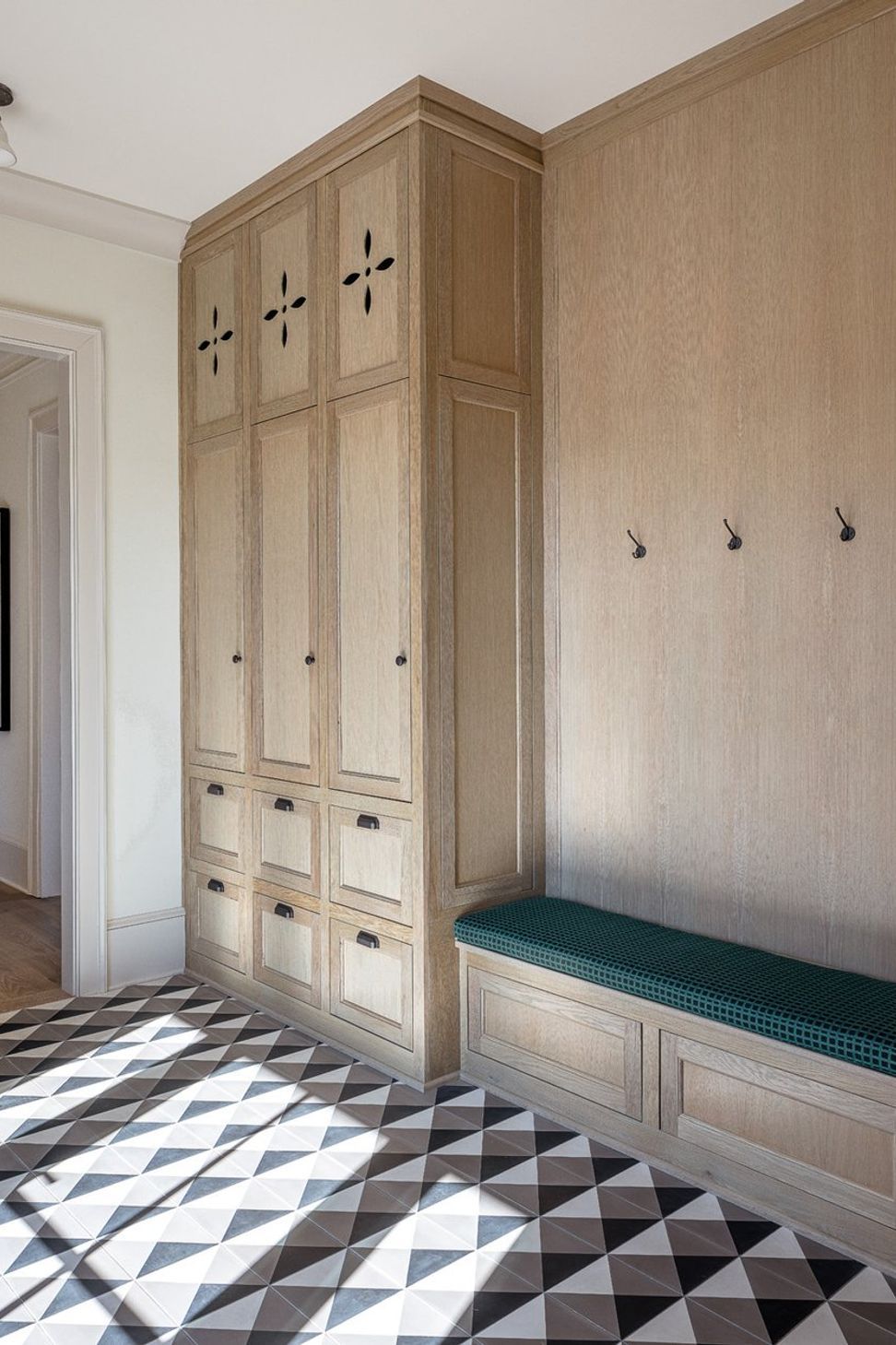 showhomethewarreninteriordesignmudroomcustomcabinetryandbuiltinbench-37.jpg