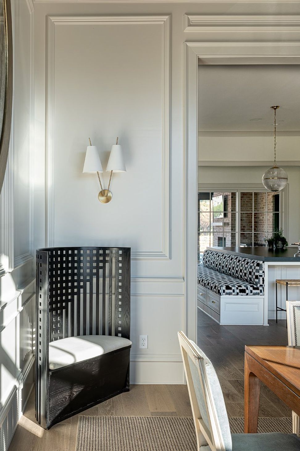 showhomethewarreninteriordesignsculpturalblackloungechairkitchenview-27.jpg