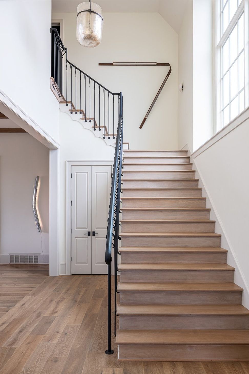 showhomethewarreninteriordesigntransitionalstaircasenaturallight-06.jpg