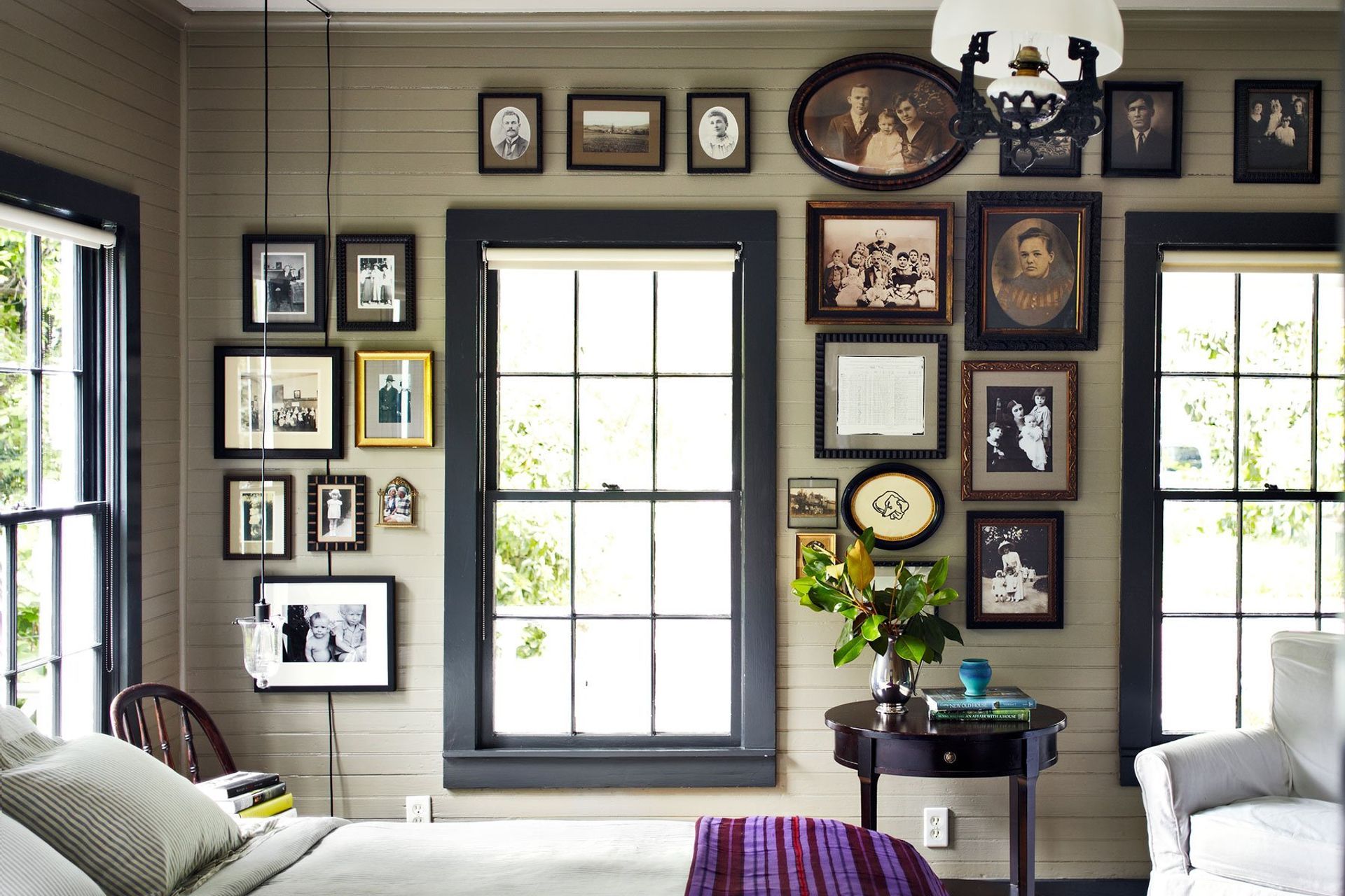 10HistoricHouseCuppettKilpatrickArchitectureandInteriorDesignaustin-tx-main-bedroom-gallery-wall-traditional-decor.jpg