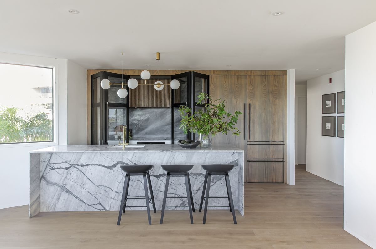 Moody and Mystic Prime Veneer Kitchen