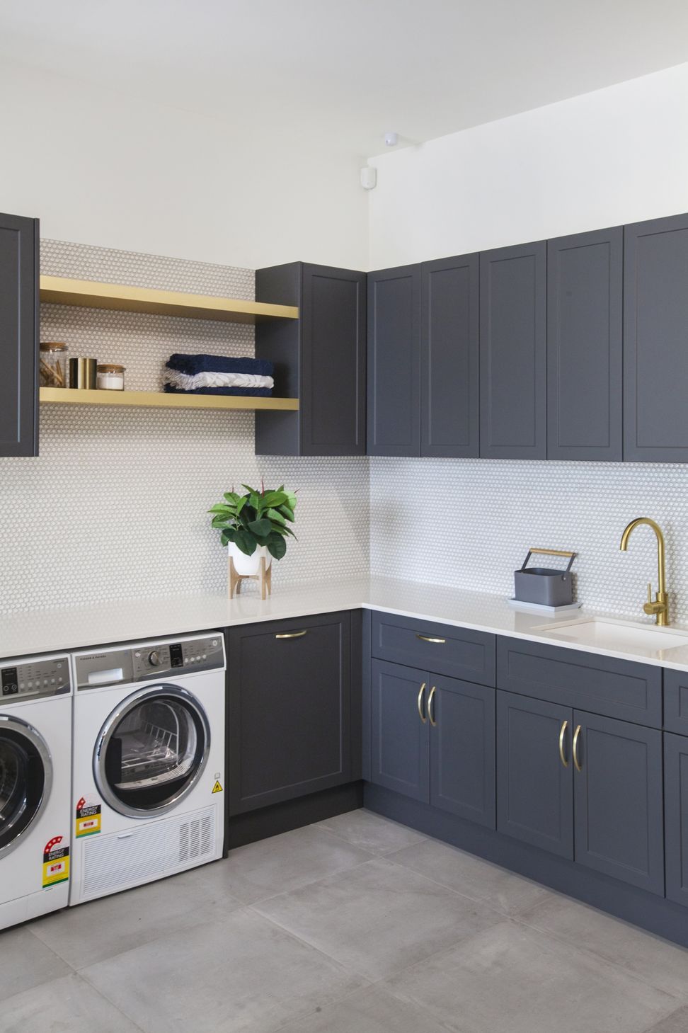 Dezignatek Thermoform, Slate Matt and Methven Oak Raw, Ronda profile. Design by Misco Joinery.