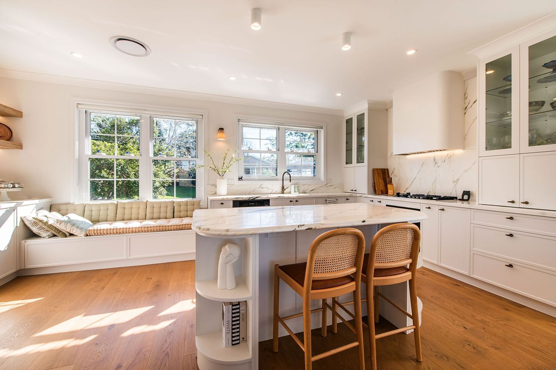 Modern-luxury-kitchen-design-premier-kitchens-sydney-meile-laminex-dulux-elica-02.jpg
