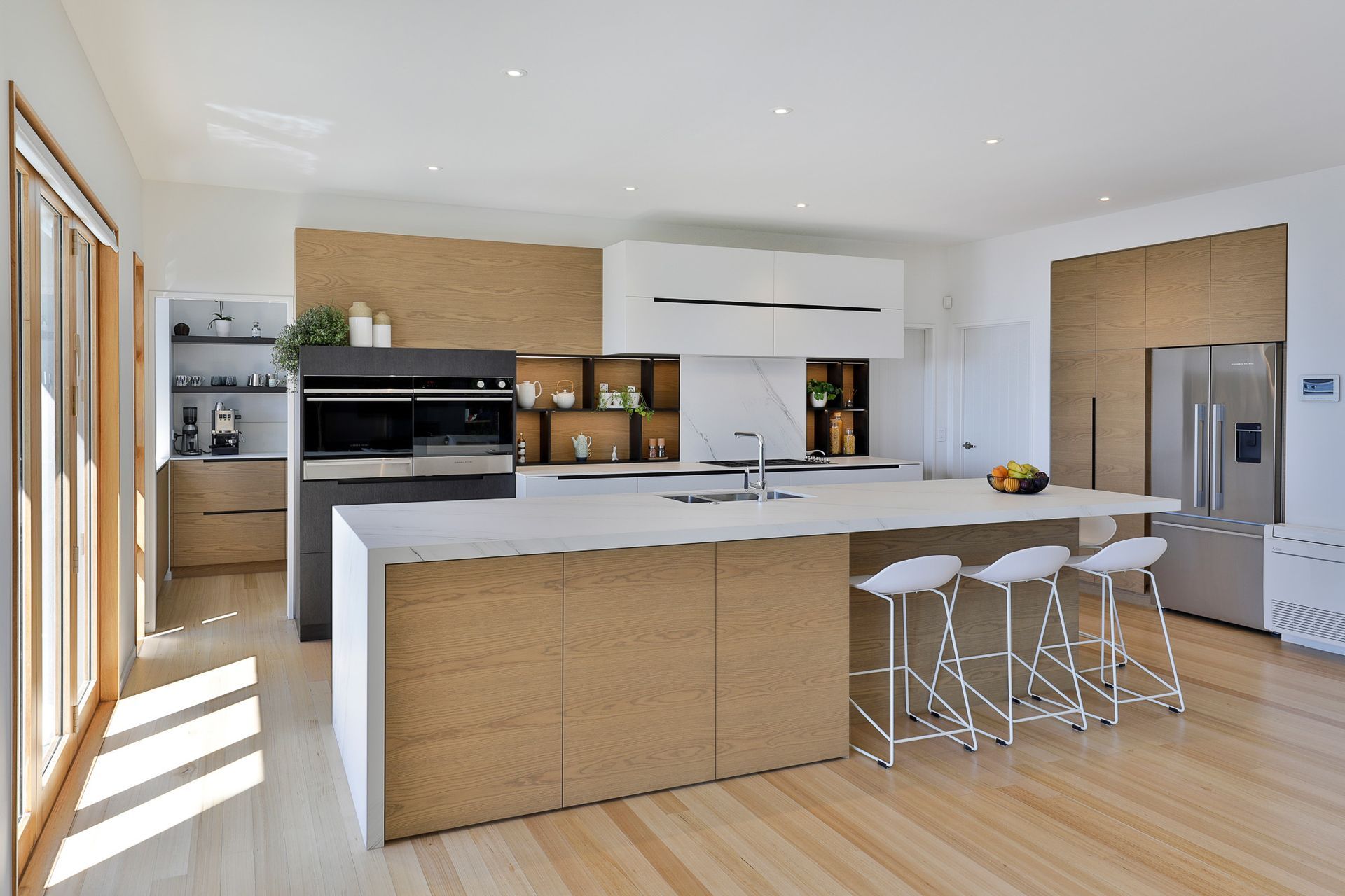 Prime Natural Veneer, American White Oak - Crown Cut. Designed by Gunnar Friese, Hewe Kitchens &amp; Interiors.