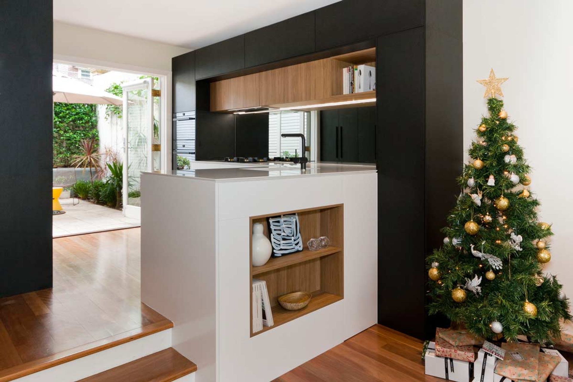 Quantum-Quartz-Alpine-White-sharknose-kitchen-design-Polytec-black-oak-woodmatt-blum-aventos-Kirribilli-2.jpg
