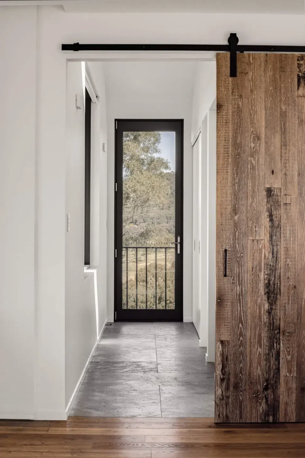 clean-lines-modern-design-architectural-photo-cinema-nsw.webp