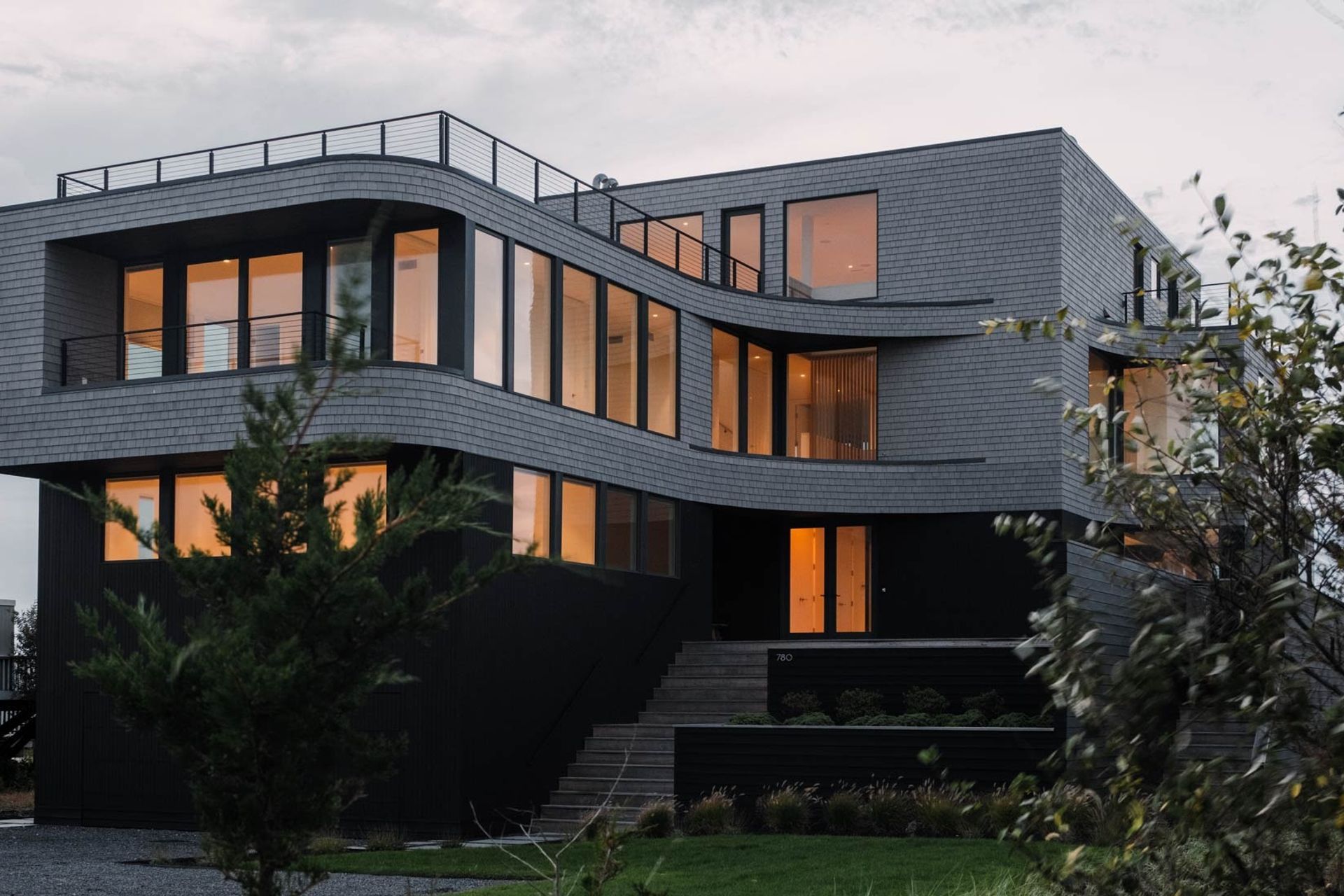 imgi19dusk-at-hamptons-lifted-dune-road-beach-house-architecture.jpg
