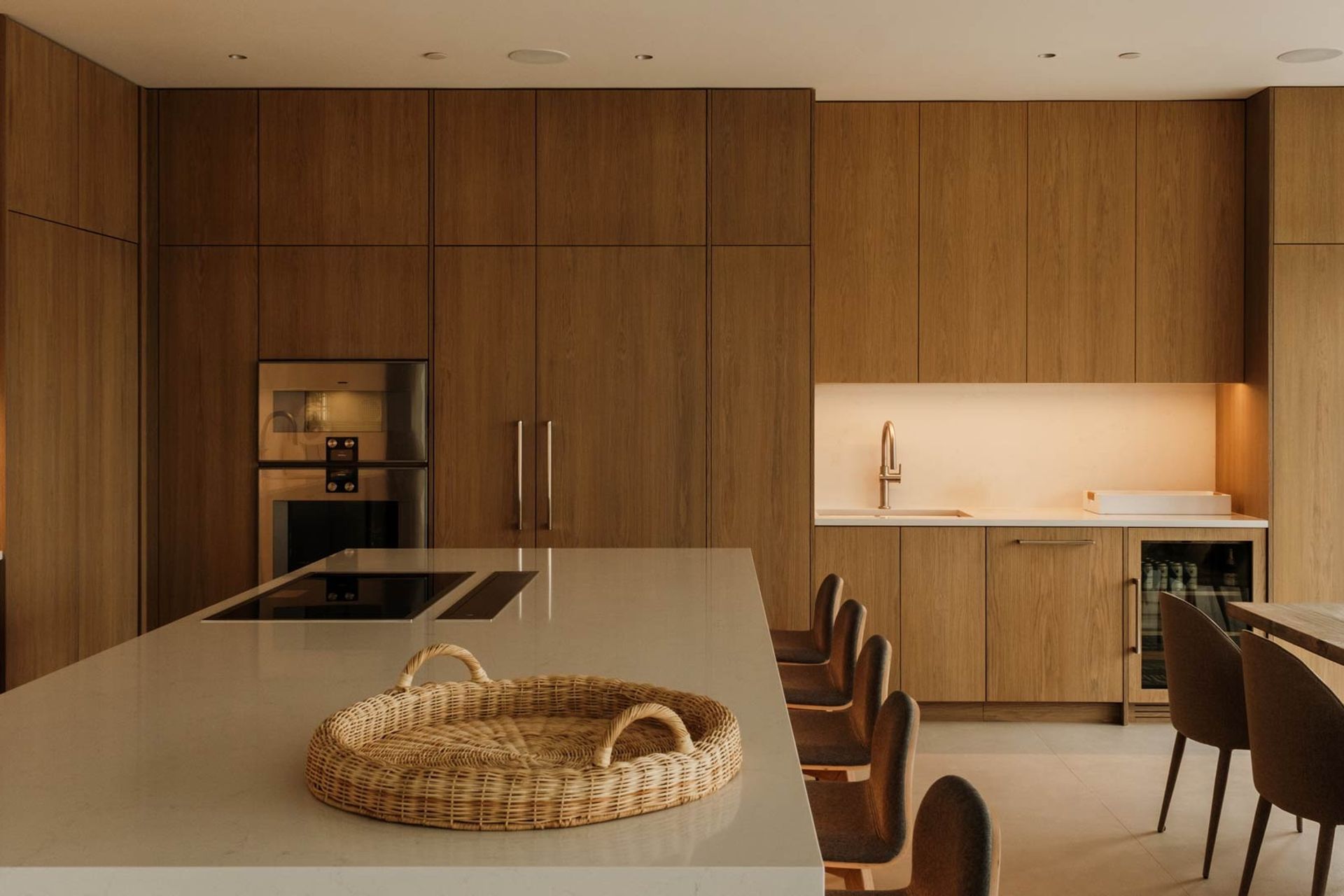 imgi9warm-modern-wood-kitchen-interior-design-in-sleek-hamptons-beach-house.jpg