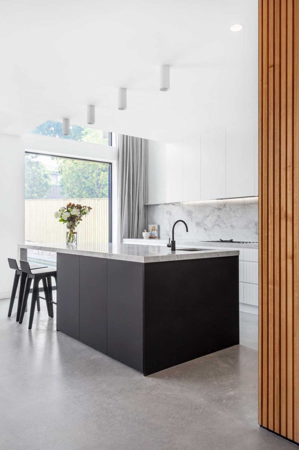 modern-contemporary-kitchen-design-black-white-grey-superwhite-stone-03-1084x1626.jpg