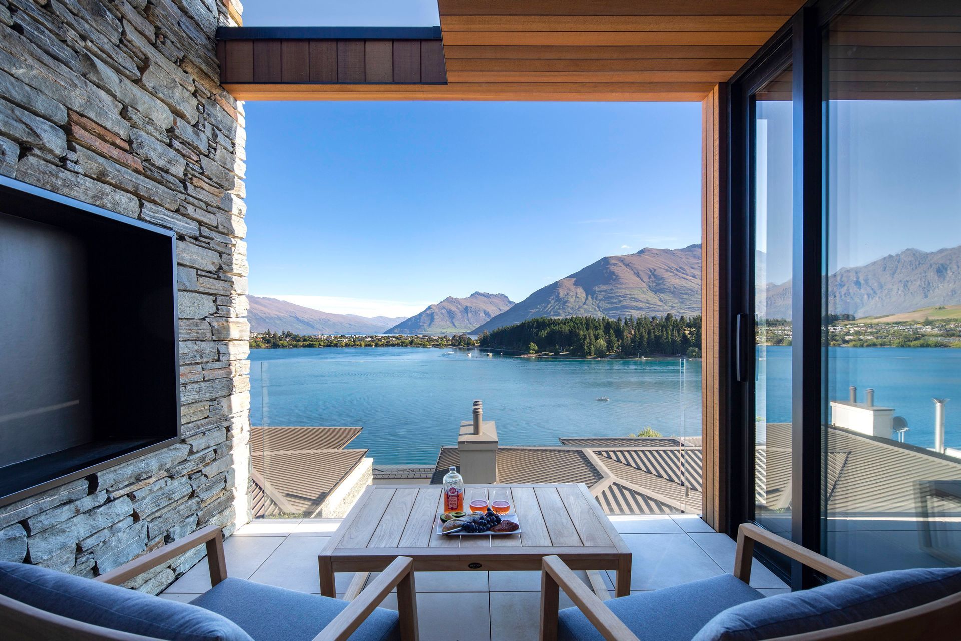 Lakeside Villa | QLPM &amp; Rohan Architects