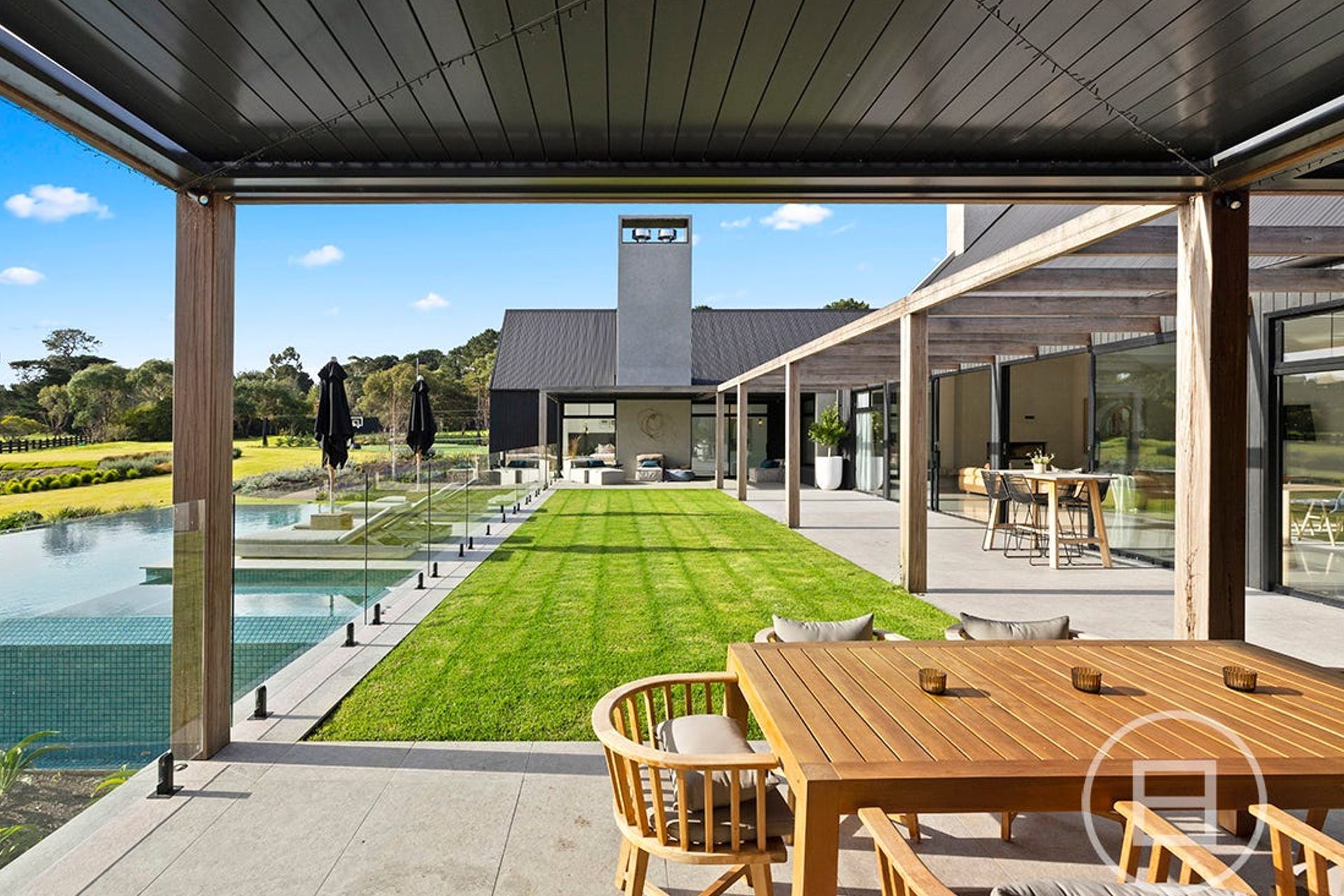 With breathtaking views, the entertaining area is perfectly positioned to overlook the mesmerising infinity pool, creating an enchanting oasis of tranquility and luxury