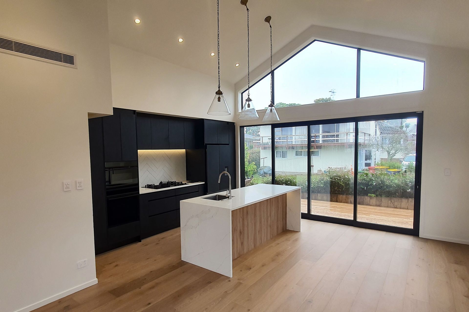 Contemporary-kitchen-in-Mairangi-Bay-architectural-new-build-ap-compressed.jpg