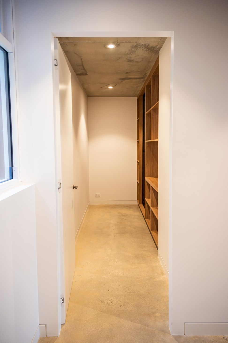 The architrave-free frame of this opening ensures a clean finish from all angles.