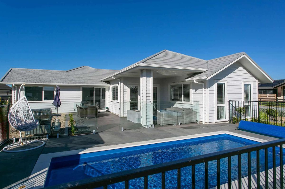 Bungalow with swimming pool