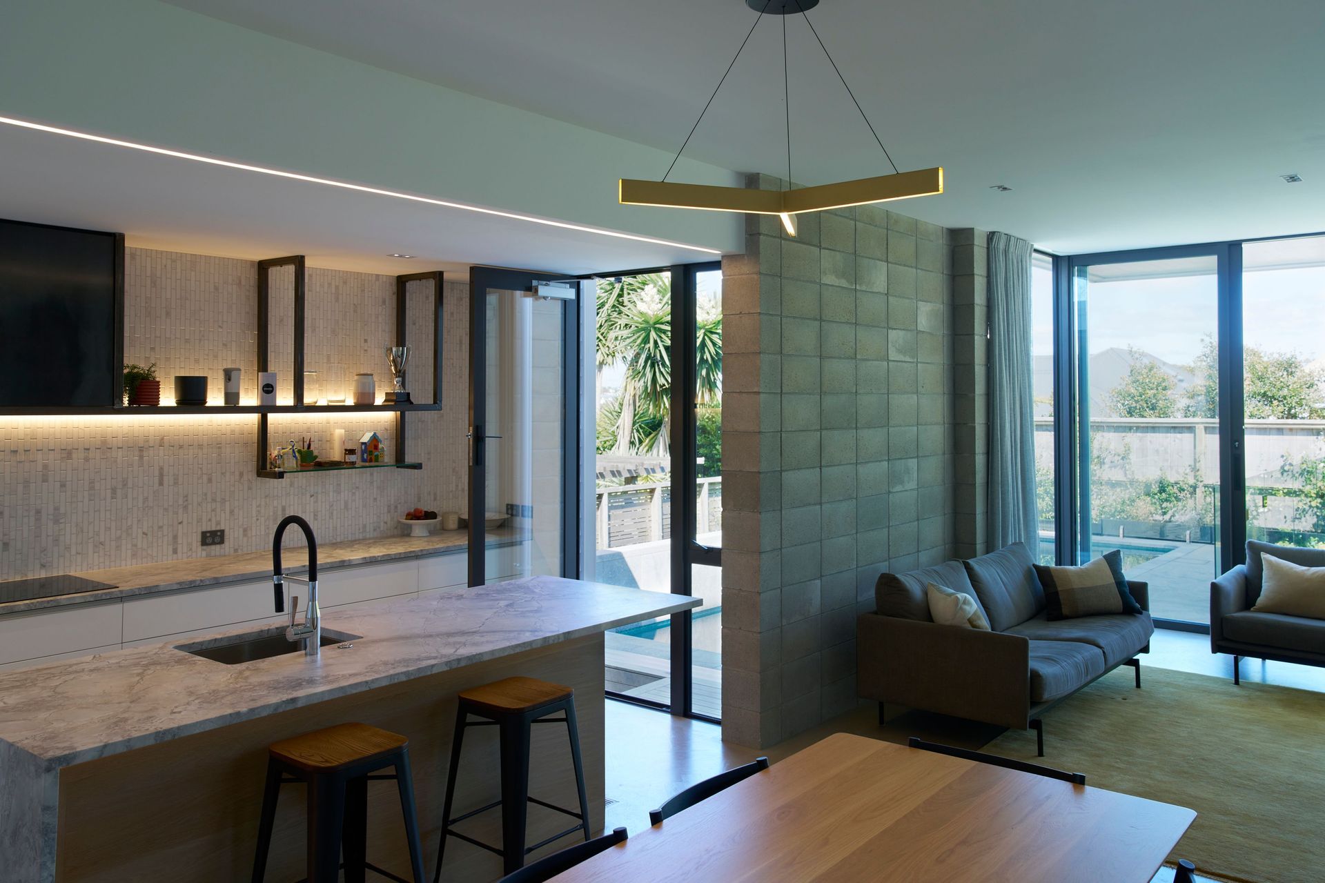 Gerrad-Hall-ArchitectsPonsonby-HouseTowards-Kitchen-and-PoolTash-Hopkins5.jpg