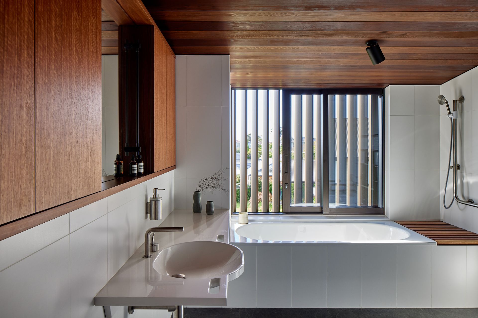 Hewi Custom Basin with Quadro Levo Mixer &amp; Spout, Hewi System 900 Shower with Quadro 1266 Shower Head &amp; Outlet