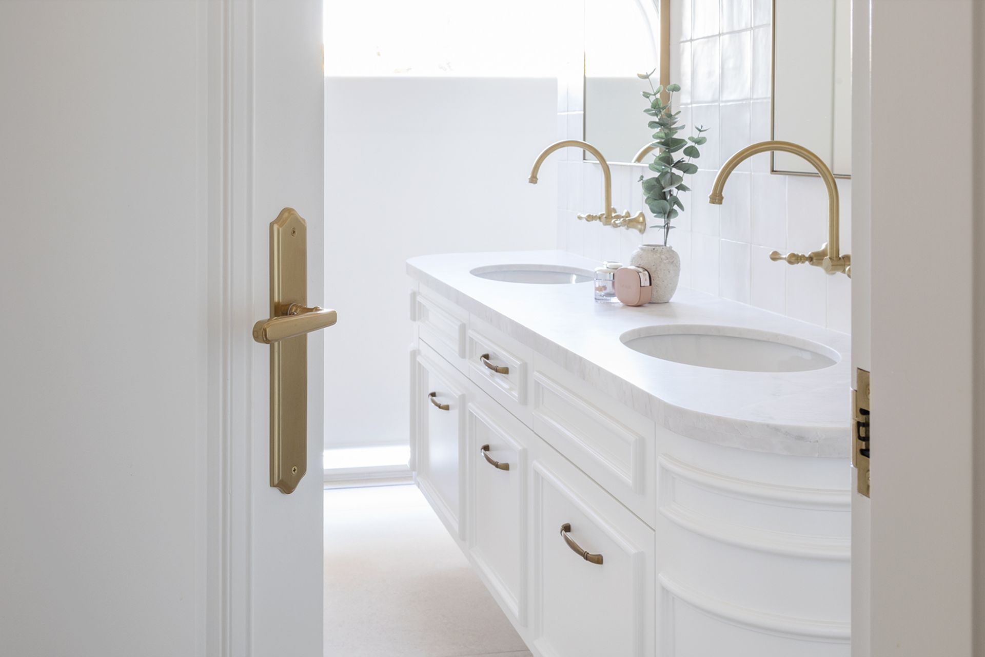 WAHVillaTradLPMSBNBBathroomKatherineSaabOatlandsSydney1920x1080px-v3.jpg