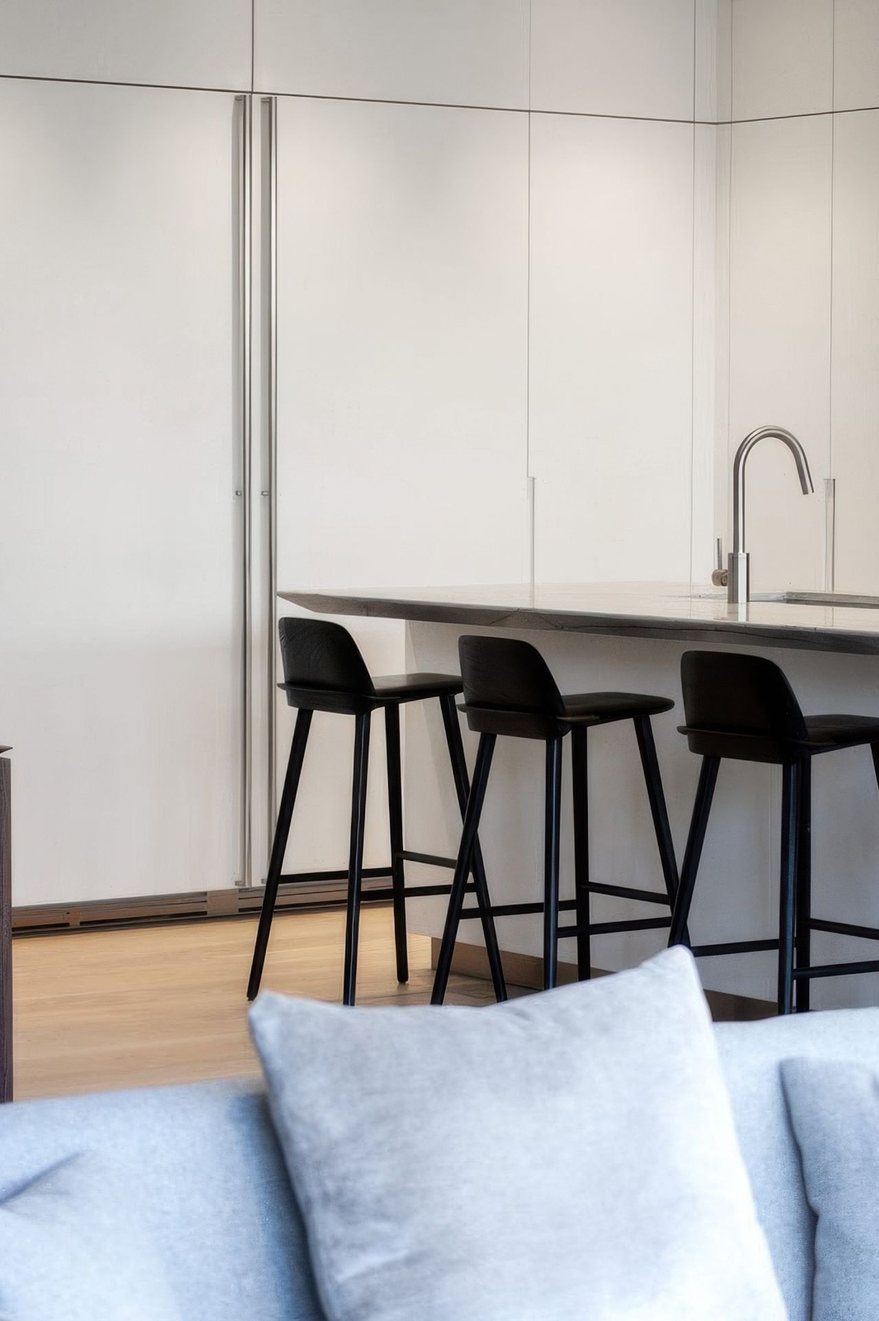 imgi15modern-kitchen-interior-design-with-white-panel-ready-boffi-refrigerator-gigapixel-standard-v2-2x.jpg