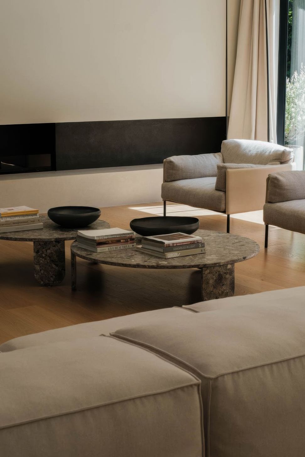 imgi17minimal-living-room-interior-design-with-modern-linear-fireplace-gigapixel-standard-v2-2x.jpg