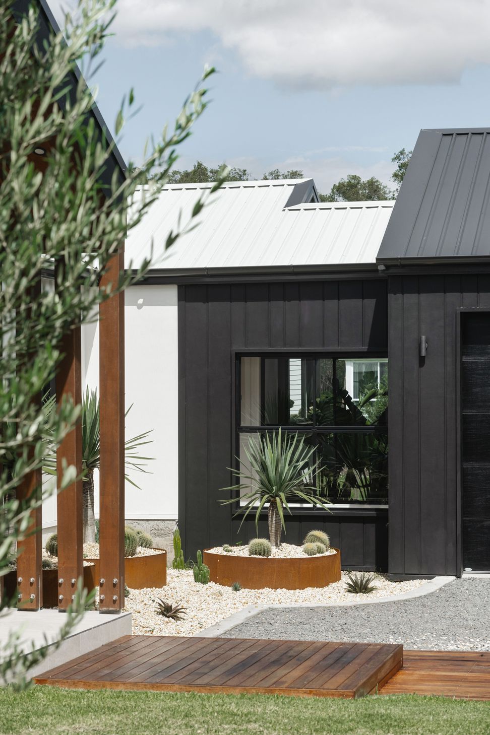 oblique-brushedconcrete-hardiefinetexture-exterior-modernfarmhouse-annabay-bakkerhomes-jameshardie-28.jpg