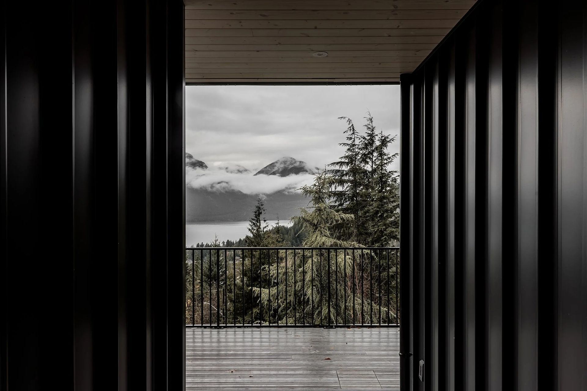 sm-studio-britannia-beach-house-02-009-ap-compressed.jpg