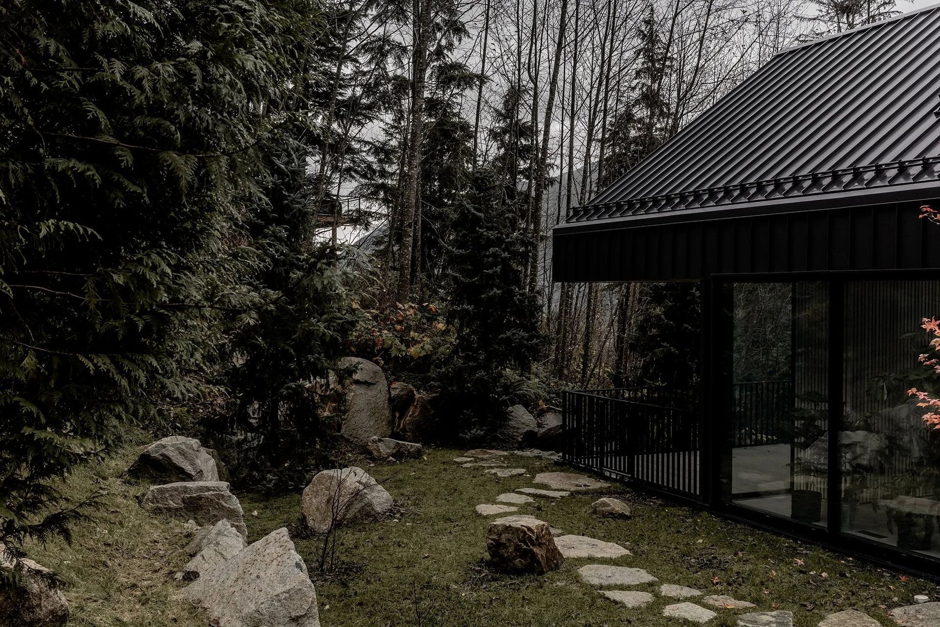 sm-studio-britannia-beach-house-02-01-ap-compressed.jpg