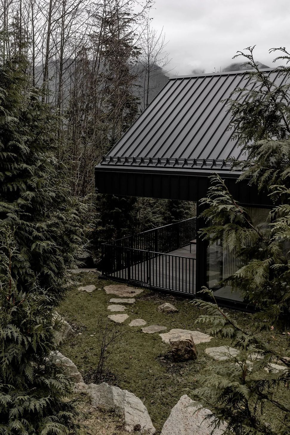 sm-studio-britannia-beach-house-02-015-ap-compressed.jpg