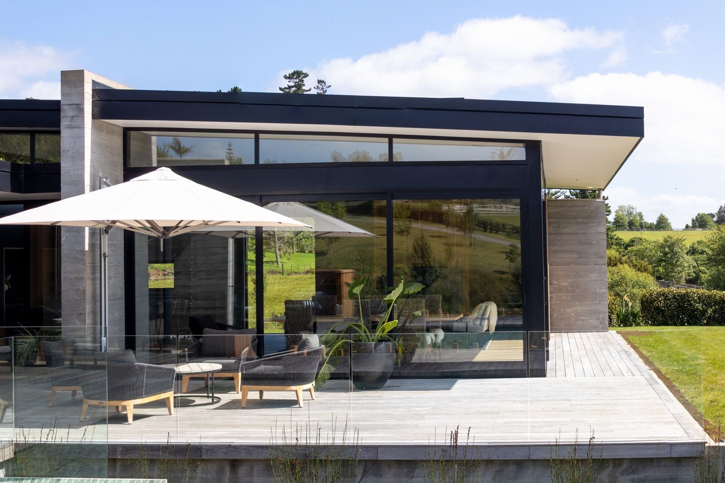 The living area covered by generous overhangs and extensive glazing, provides an easy flow between inside and out and maximises the view.