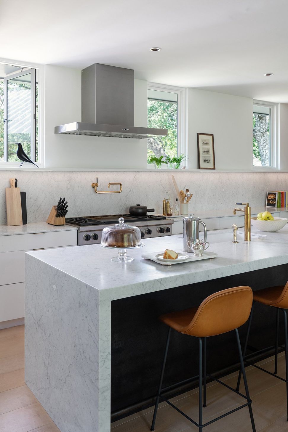 11BelmontParkCuppettKilpatrickArchitectureandInteriorDesignaustin-tx-modern-kitchen-marble-waterfall-island-tan-leather-barstools.jpg
