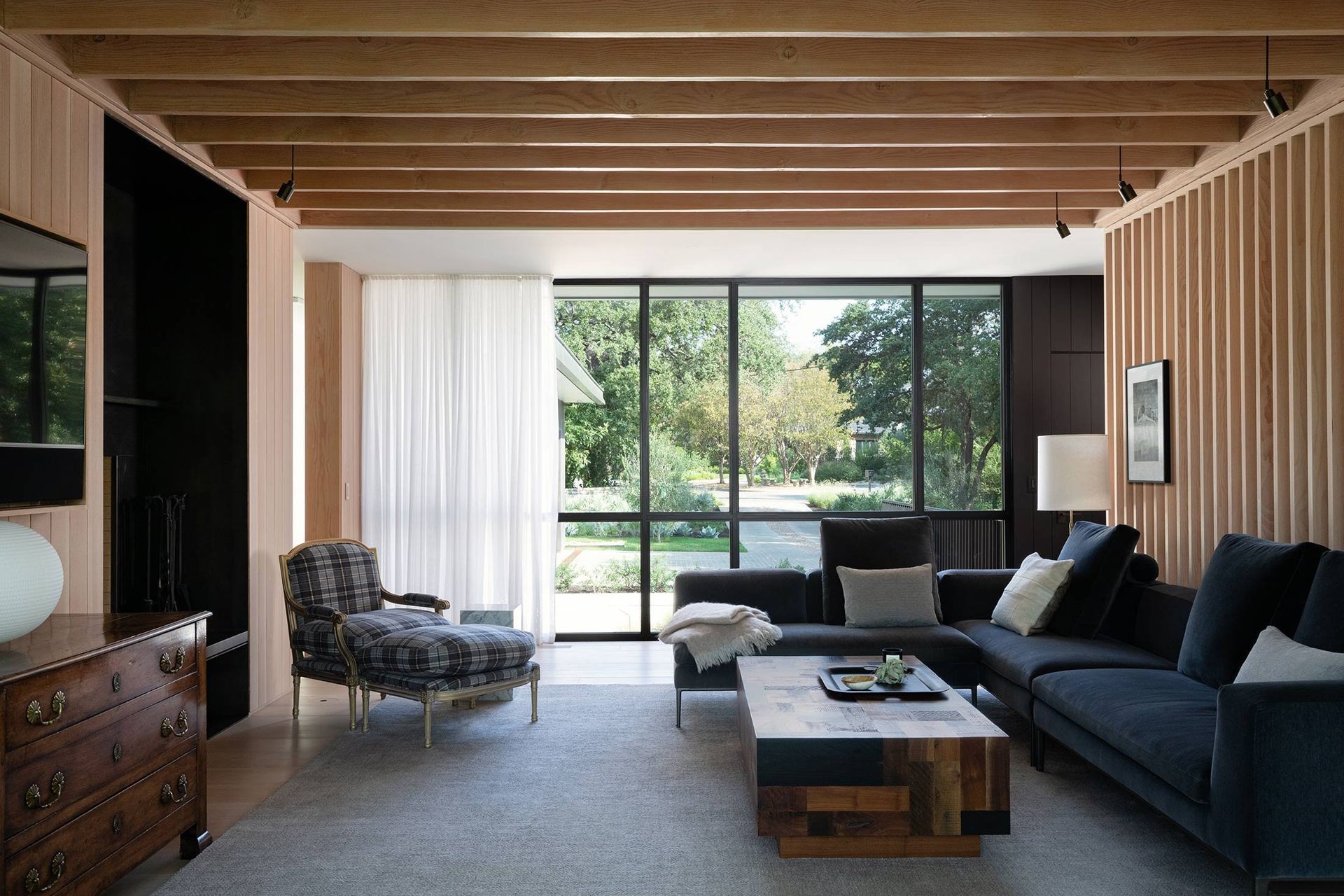 7BelmontParkCuppettKilpatrickArchitectureandInteriorDesignaustin-tx-modern-interior-douglas-fir-beams.jpg