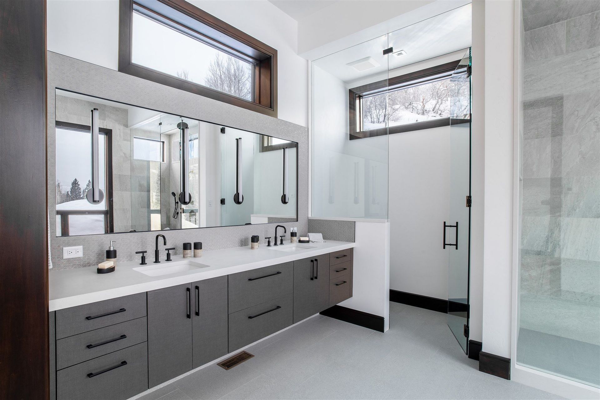 825DivideMasterBathD16161-HDR.jpg