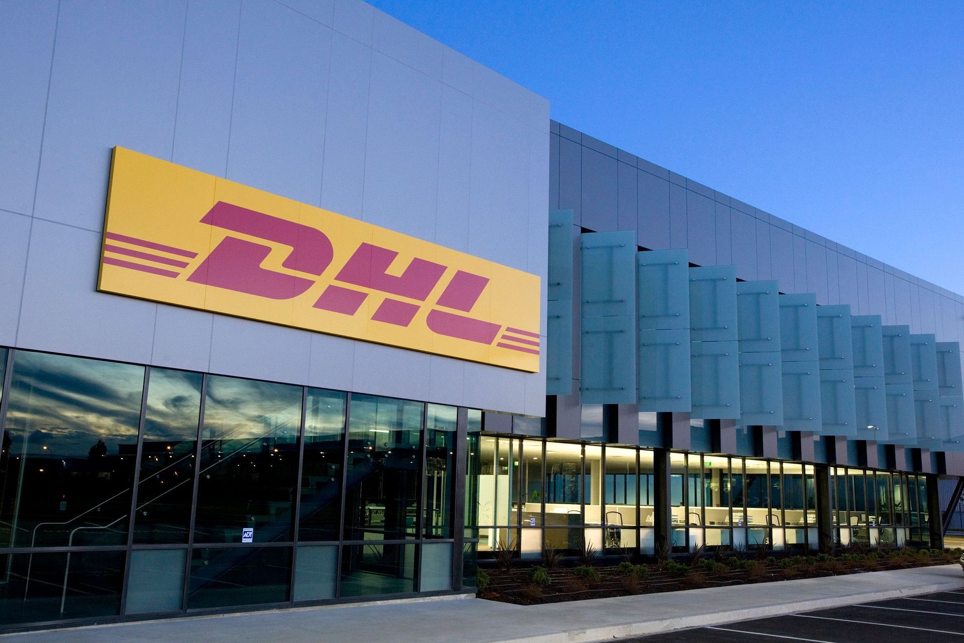 DHL 02