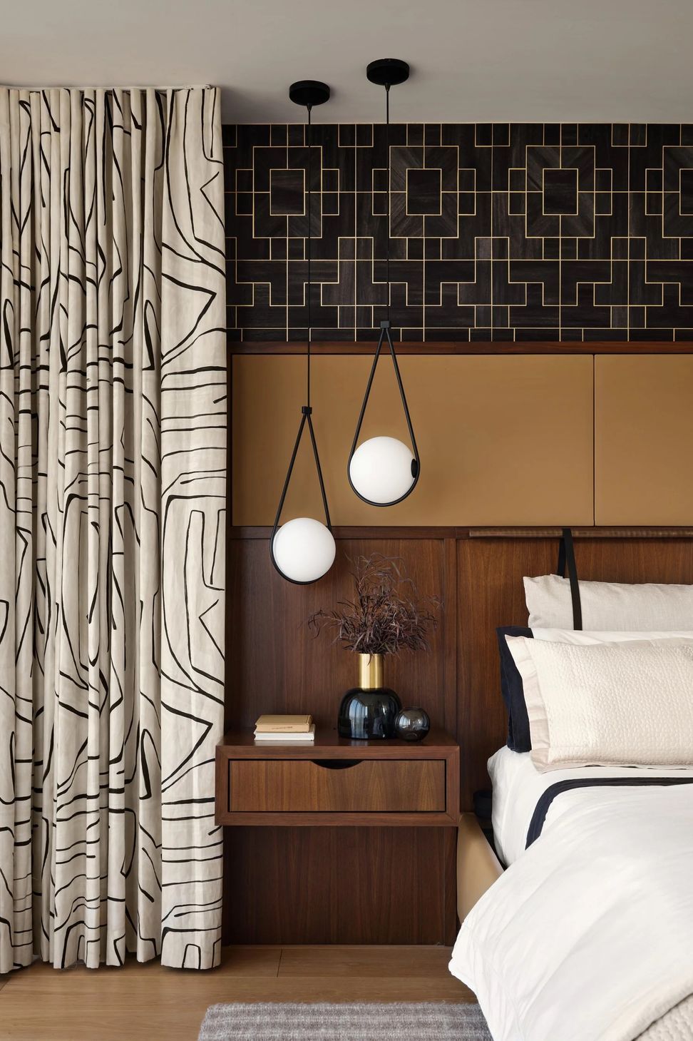 imgi10primarybedroomdetailsml.jpg