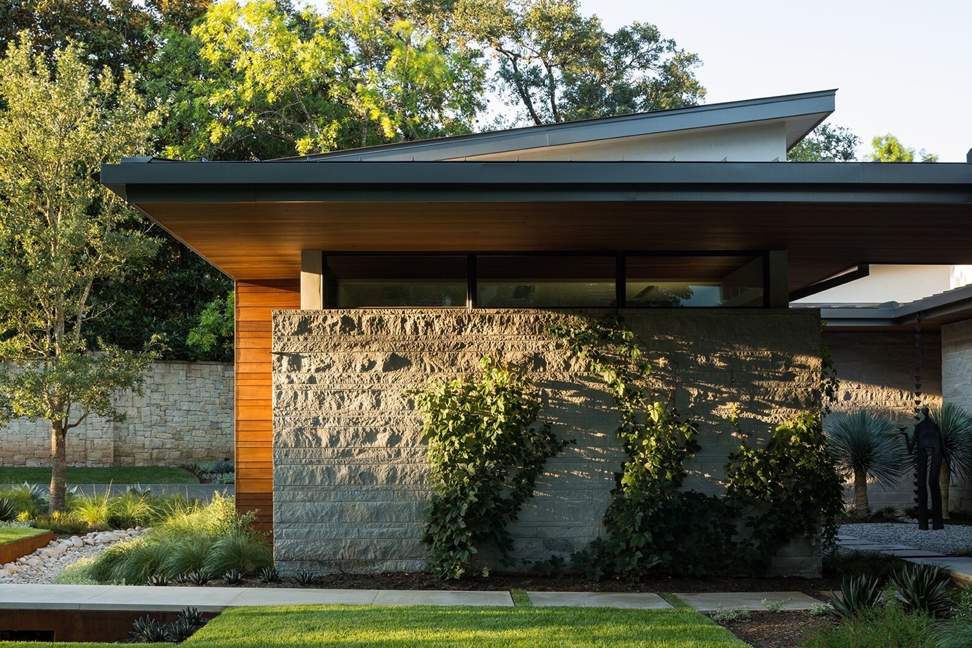imgi16larue-aia-tour-2019-jake-holt-photo-19exterior-garage.jpg