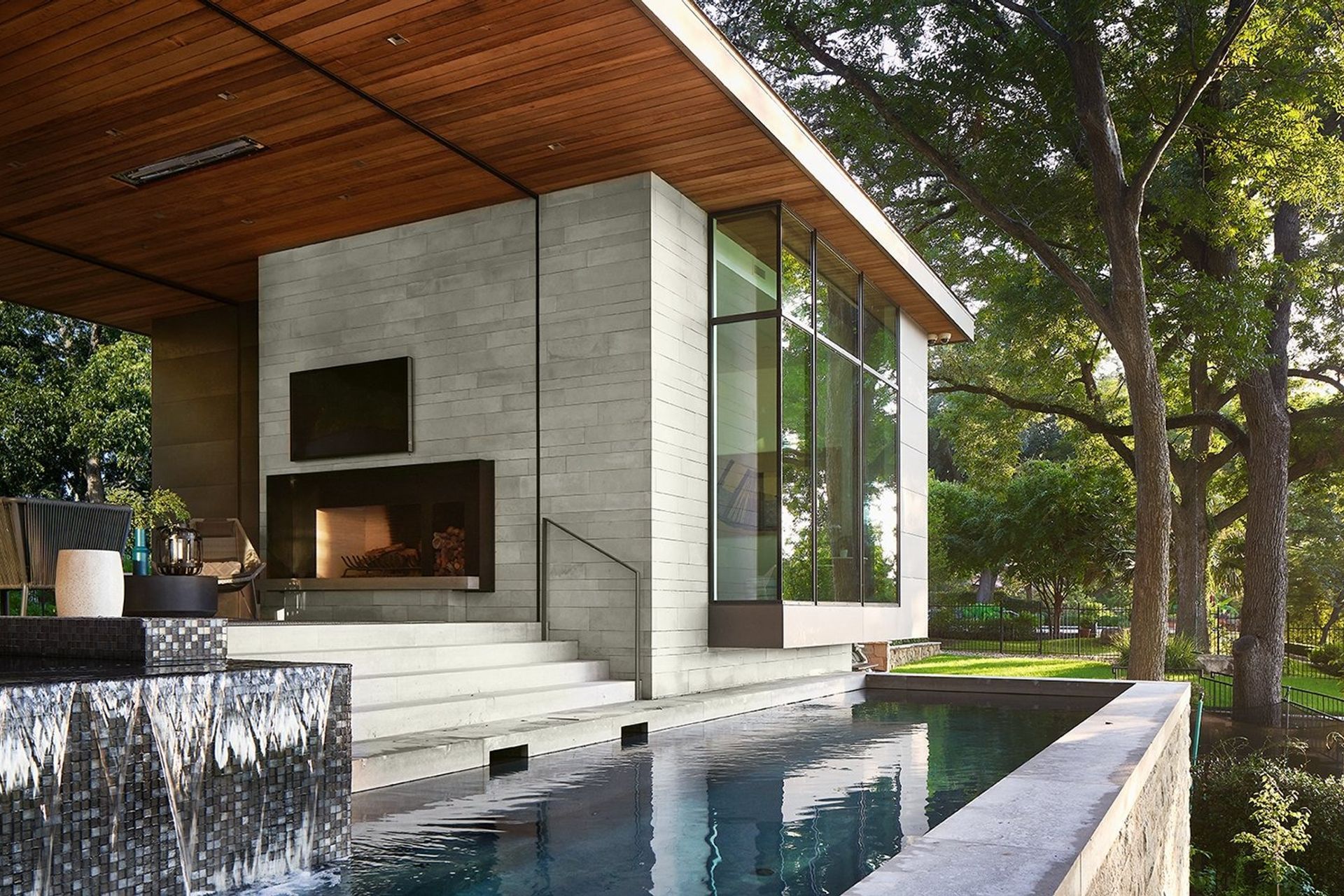 imgi31DB02455-41outdoor-living-pool-dayresized.jpg