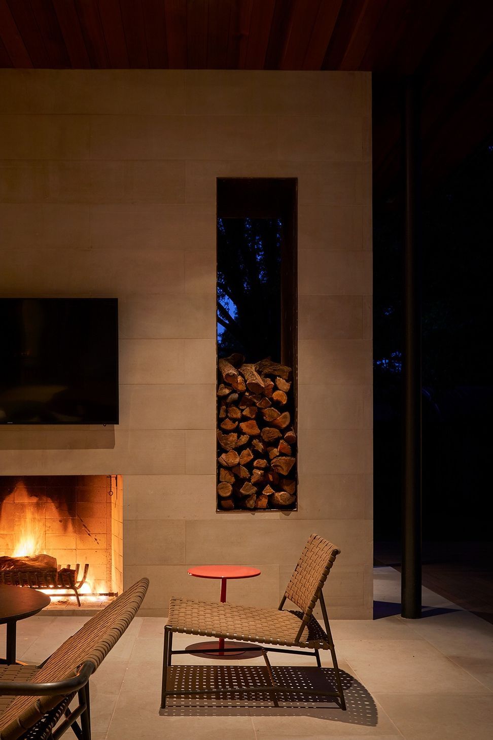 imgi40Straitlane24Outdoor-Living-Fireplace.jpg