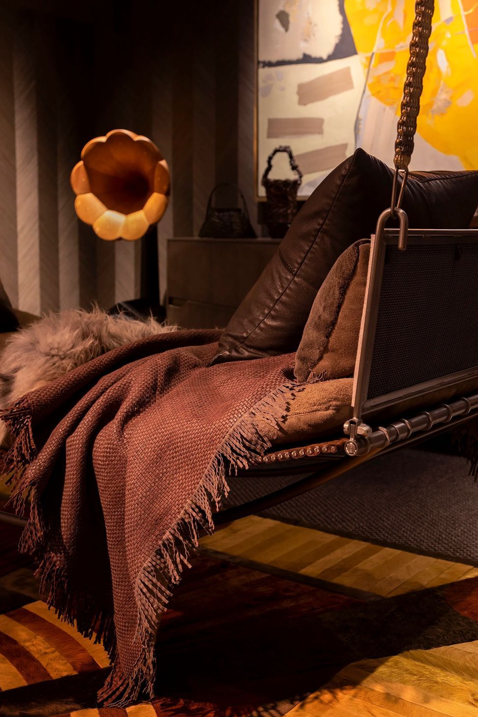imgi56CravottaInteriorsKipsBaySwingDetail.jpg