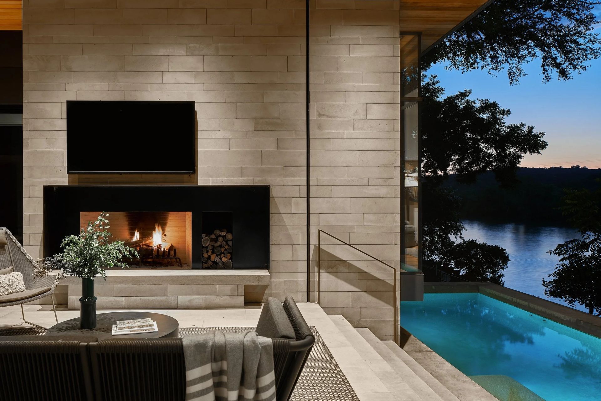 imgi6LivingPool.jpg
