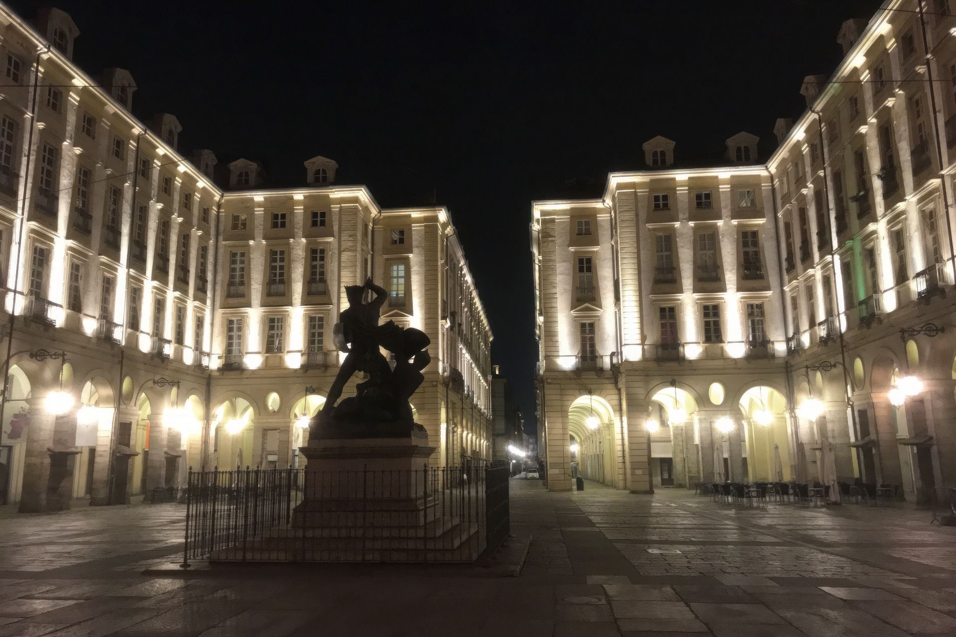 piazzapalazzodicittatorinobynight-gigapixel-high-fidelity-1950w.jpeg