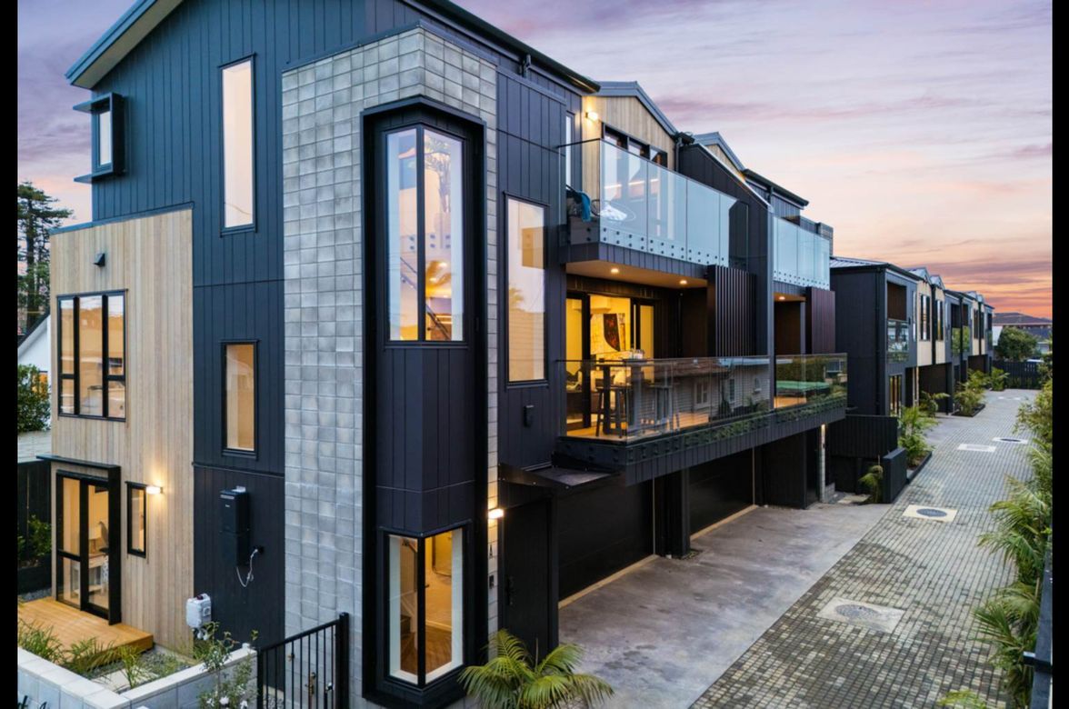 Stratford Avenue - Multi-Generational