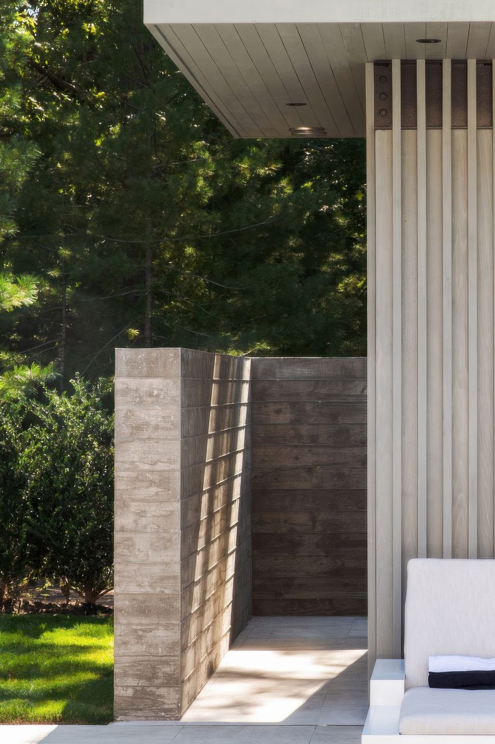 imgi6hamptons-modern-cabana-with-board-formed-concrete-wall-gigapixel-standard-v2-2x.jpg