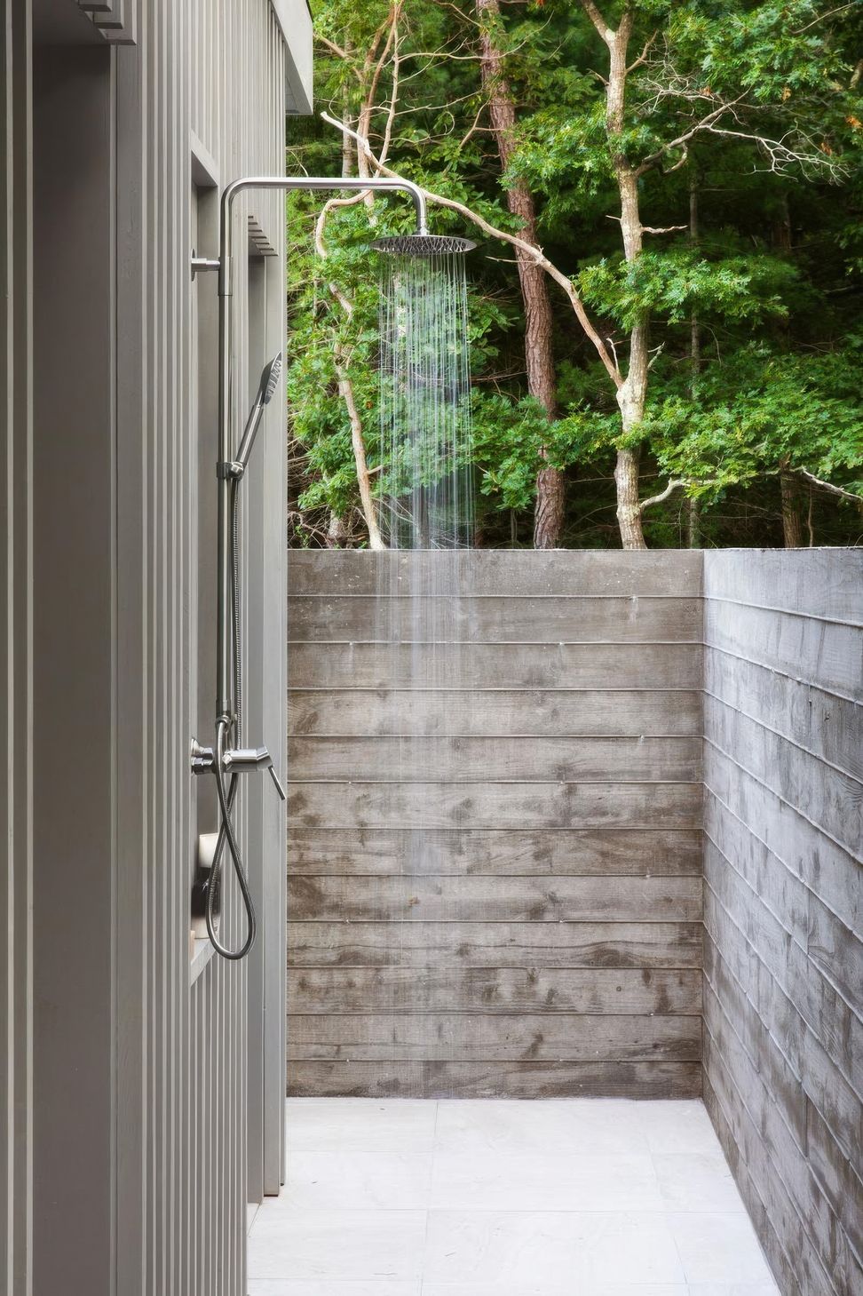 imgi8modern-outdoor-shower-architecture-and-board-formed-concrete-1-gigapixel-standard-v2-2x.jpg