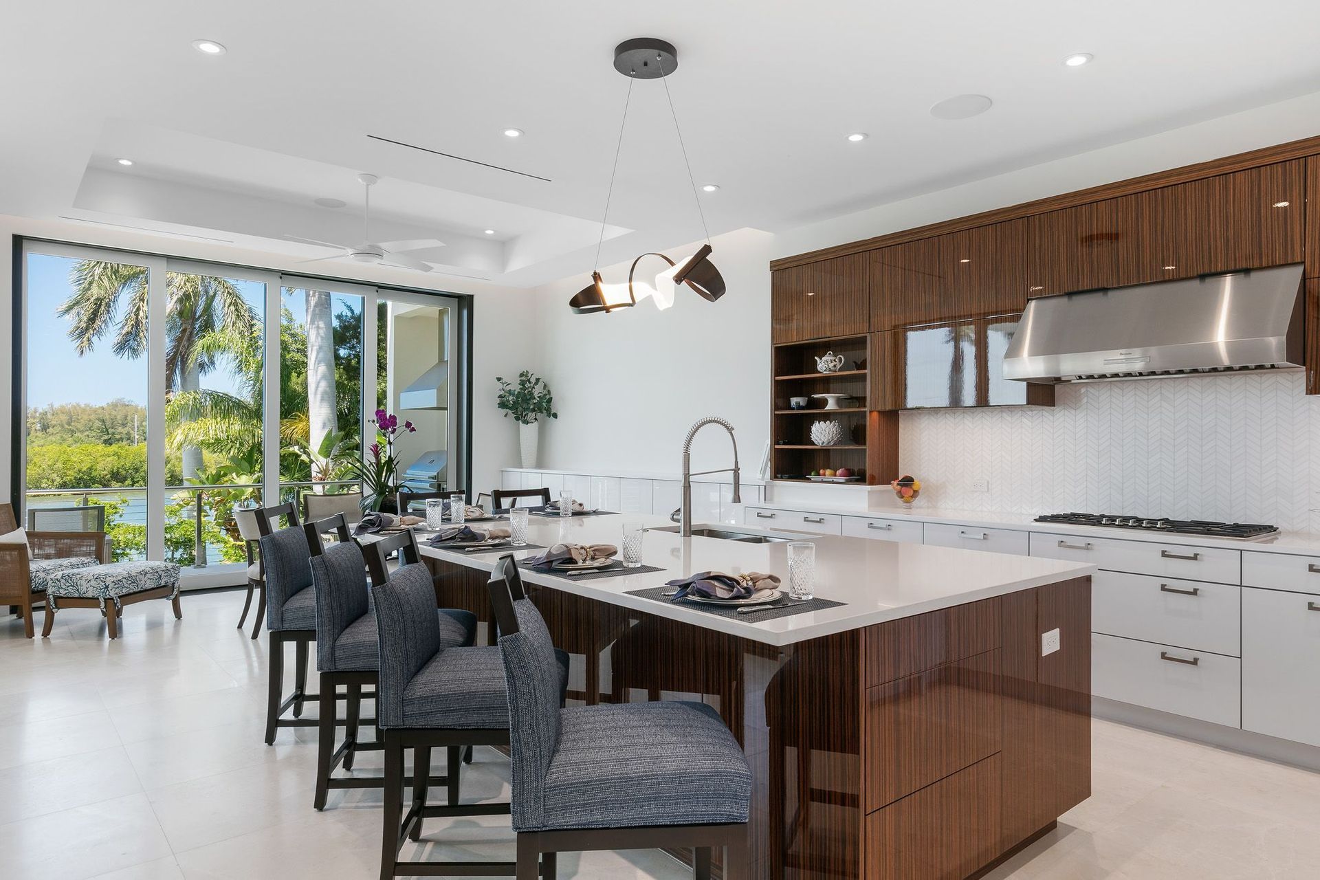 mangrove-bay-kitchen-open-layout-coastal-home-cmsa-architect-sarasota.jpg
