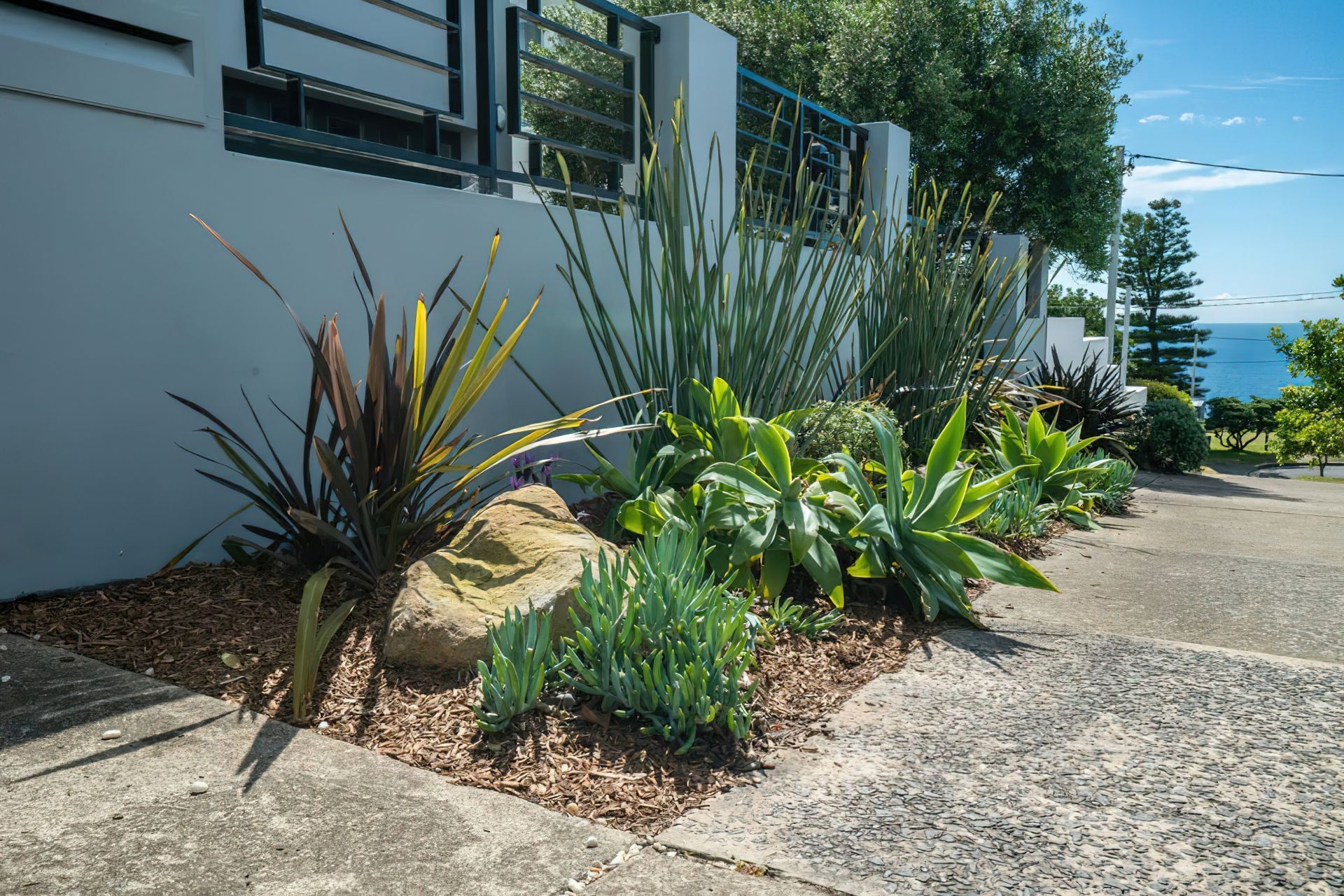 imgi22dover-heights-front-garden-5-1024x684.jpeg