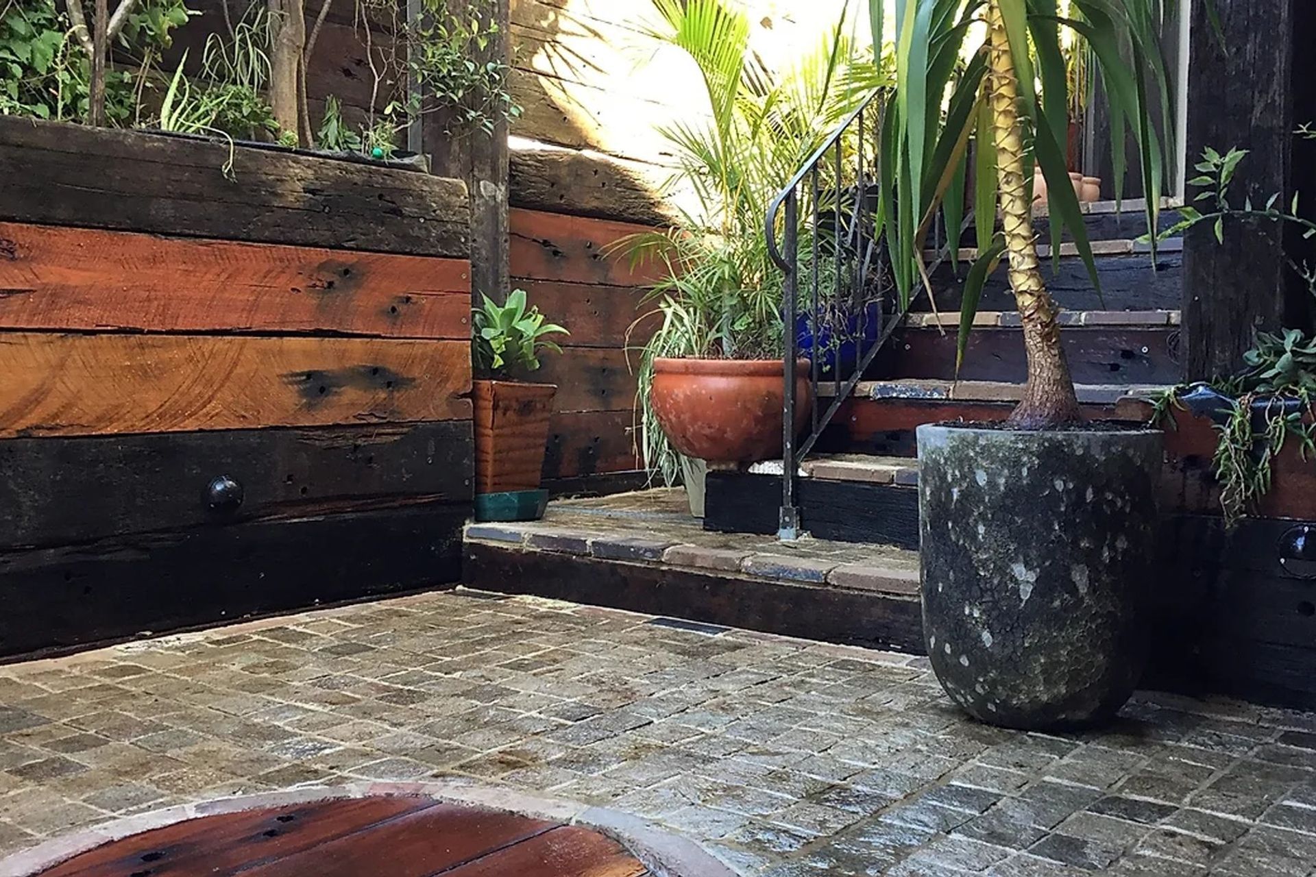 OUTDOOR LIVING